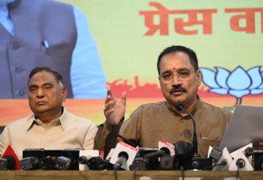 NEW DELHI INDIA 20 Mayıs 2023 Delhi BJP Başkanı Virendra Sachdeva LOP Ramvir Singh Bidhuri ile birlikte düzenlediği basın toplantısında, Delhi 'de bürokratların transferleri ve disiplin işlemleriyle ilgili olarak 20 Mayıs' ta Delhi 'deki BJP ofisinde yapılan kararı memnuniyetle karşıladı.