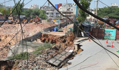 NEW DELHI INDIA 20 MAYIS 2023 İnşaat çalışmalarının bir kısmı sırasında mağaraya gömüldü Güney Delhi 'de Meydan Garhi metro istasyonu 15 metre derinlikte battı 20 Mayıs 2023' te Yeni Delhi Hindistan 'da yaralanan bildirilmedi