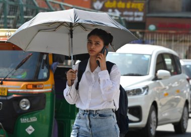 NOIDA INDIA 20 Mayıs 2023 Kendilerini korumak için başları örtülü görülen sıcak yaz günü sektör 18 Mayıs 2023 Noida Hindistan Fotoğraf Sunil Ghosh Hindustan Times