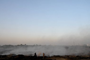 NEW DELHI INDIA 20 Mayıs 2023 Perşembe akşamı Sektör 32 'de boş bir arsada çıkan yangın Cumartesi akşamı da yanmaya devam etti.