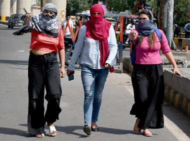 NOIDA INDIA 20 Mayıs 2023 Kendilerini korumak için başları örtülü görülen sıcak yaz günü sektör 18 Mayıs 2023 Noida Hindistan Fotoğraf Sunil Ghosh Hindustan Times