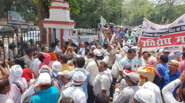 PATNA INDIA MAYIS 20 Mayıs 2023 Bihar Madhyamik Shikthe Sangh Üyeleri, 20 Mayıs 2023 tarihinde Patna 'da çeşitli taleplerini desteklemek için Patna' daki Emniyet Müdürü 'nün önünde gösteri yapıyorlar.