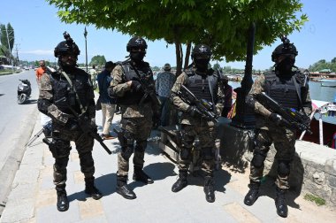 SRINAGAR INDIA MAYIS 20 2023 Merkez Bankası Polis Kuvvetleri CRPF Acil Eylem Ekibi G20 Turizm toplantısı öncesinde Dal Gölü sularında bir güvenlik tatbikatı düzenliyor