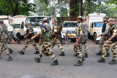 MUMBAI INDIA NOVEMBER 4 2024 CISF güvenlik personeli Mumbai polisi ile birlikte 4 Kasım 2024 tarihinde Gol Deol ve SVP karayolu bölgesinde 2024 Maharashtra Meclisi seçimleri öncesinde Bhushan Koyande Hindustan Times tarafından çekilmiştir.