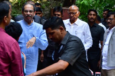 MUMBAI INDIA NOVEMBER 4 2024 Shiv Sena UBT şefi Uddhav Thackeray NCP SP genel başkanı Sharad Pawar ile birlikte 4 Kasım 2024 tarihinde Mumbai Hindistan 'da yapılan toplantı sonrasında Bhushan Koyande Hindustan Times tarafından çekilmiştir.
