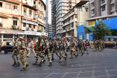 MUMBAI INDIA NOVEMBER 4 2024 CISF güvenlik personeli Mumbai polisi ile birlikte 4 Kasım 2024 tarihinde Gol Deol ve SVP karayolu bölgesinde 2024 Maharashtra Meclisi seçimleri öncesinde Bhushan Koyande Hindustan Times tarafından çekilmiştir.
