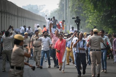 NEW DELHI INDIA NOVEMBER 4 2024 BJP çalışanı Delhi CM Atishi 'ye karşı protesto sırasında Sanchit Khanna Hindustan Ti' nin Sanchit Khanna Hindustan Ti 'nin 4 Kasım 2024' te Yeni Delhi Hindistan 'da Guru Harikishan Okulu yakınlarındaki CM Konutunda otobüs görevlilerinin iade edilmesini talep etti.