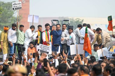 NEW DELHI INDIA NOVEMBER 4 2024 Delhi BJP Başkanı Virendra Sachdeva ve muhalefet lideri Vijendra Gupta ve Delhi milletvekilleri Guru Hari yakınlarındaki CM Konutu 'da otobüs görevlilerinin görevine iade talebi üzerine Delhi CM' ye karşı protesto gösterisi düzenlediler.