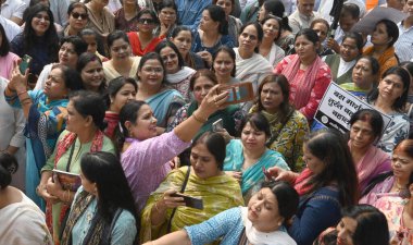 NEW DELHI INDIA NOVEMBER 4 2024 BJP çalışanı Delhi CM Atishi 'ye karşı protesto sırasında 4 Kasım 2024 tarihinde Guru Harikishan Okulu yakınlarındaki CM Konutunda otobüs görevlilerinin iade edilmesini talep ediyor.