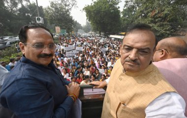 NEW DELHI INDIA NOVEMBER 4 2024 Delhi BJP Başkanı Virendra Sachdeva ve MLA Om Prakash Sharma, 4 Kasım 2024 tarihinde CM Mathura Yolu yakınlarındaki otobüs şeriflerinin iade edilmesini talep ediyor.