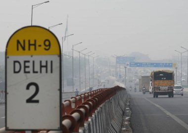 NEW DELHI INDIA NOVEMBER 4 2024 Sis Kirliliği Ulusal Otoyol 24 Kasım 2024, Yeni Delhi Hindistan Fotoğraf: Sonu Mehta Hindustan Times