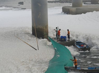 NEW DELHI INDIA NOVEMBER 4 2024 Workers from the district Administration spraying chemicals to dissolve the toxic foam over Yamuna River at Kalindi Kunj on November 4 2024 in New Delhi India Photo by Vipin Kumar Hindustan Times clipart