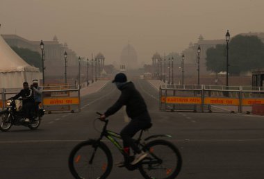 NEW DELHI INDIA NOVEMBER 4 2024 Sabahın erken saatlerinde Kartavya Yolu 'nda bir duman tabakası yutuldu 4 Kasım 2024' te Yeni Delhi Hindistan 'da. Fotoğraf: Vipin Kumar Hindustan Times