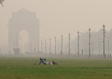 NEW DELHI INDIA NOVEMBER 4 2024 Sabahın erken saatlerinde Kartavya Yolu 'nda bir duman tabakası yutuldu 4 Kasım 2024' te Yeni Delhi Hindistan 'da. Fotoğraf: Vipin Kumar Hindustan Times