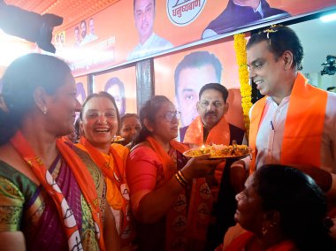 MUMBAI INDIA NOVEMBER 4 2024 Shiv Sena Shinde Faction adayı Milind Deora, 4 Kasım 2024 tarihinde Mumbai Hindistan 'da Hindistan' da CM Eknath SHinde tarafından seçilmeden önce Worli anayasası seçmenleriyle etkileşim halindedir.