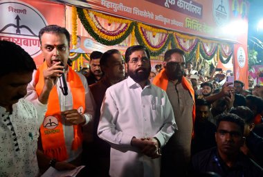 MUMBAI INDIA NOVEMBER 4 2024 Shiv Sena Shinde Faction adayı Milind Deora ve CM EKnath SHinde Worli 'de 4 Kasım 2024 tarihinde Mumbai Hindistan' da seçim ofisi açılışından önce Anshuman Poyrekar Hindustan Times
