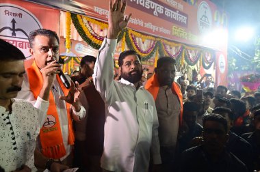 MUMBAI INDIA NOVEMBER 4 2024 Shiv Sena Shinde Faction adayı Milind Deora ve CM EKnath SHinde Worli 'de 4 Kasım 2024 tarihinde Mumbai Hindistan' da seçim ofisi açılışından önce Anshuman Poyrekar Hindustan Times