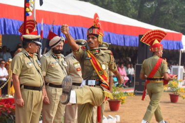 GURUGRAM INDIA NOVEMBER 4 2024 Hint Sınır Güvenlik Kuvveti BSF 'nin yeni askerleri 4 Kasım 2024' te Hindistan Gurugramı 'nda Parveen Kumar Hindustan Tim tarafından çekilen Gurugram Hindistan' da Bhondsi köyü yakınlarındaki Sohna yolunda bir eğitim merkezinde geçit töreninin önünden geçtiler.