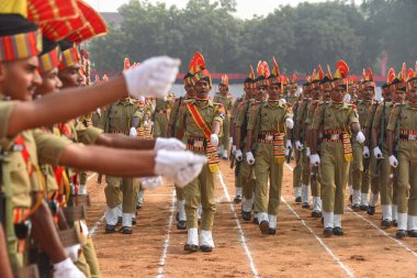 GURUGRAM INDIA NOVEMBER 4 2024 Hint Sınır Güvenlik Kuvveti BSF 'nin yeni askerleri 4 Kasım 2024' te Hindistan Gurugramı 'nda Parveen Kumar Hindustan Tim tarafından çekilen Gurugram Hindistan' da Bhondsi köyü yakınlarındaki Sohna yolunda bir eğitim merkezinde geçit töreninin önünden geçtiler.