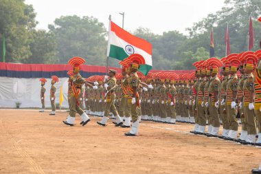 GURUGRAM INDIA NOVEMBER 4 Kasım 2024 Hindistan Sınır Güvenlik Kuvveti BSF 'nin yeni askerleri, 4 Kasım 2024' te Bhondsi köyü yakınlarındaki Sohna köyündeki eğitim merkezinde düzenlenen geçit töreninde yemin ettikten sonra Hindistan bayrağını selamladılar.