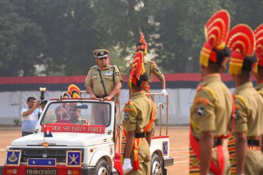 GURUGRAM INDIA NOVEMBER 4 2024 Dinesh Kumar Yadav IG, Gurugram Hindistan 'ın Bhondsi köyü yakınlarındaki Sohna yolunda Sınır Güvenlik Gücü' ne bağlı 314 askerin geçit törenini denetliyor. 