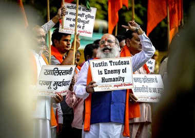 NEW DELHI INDIA NOVEMBER 5 Kasım 2024 Birleşik Hindu Cephesi ve Milliyetçi Shiv Sena üyeleri, 5 Kasım 2024 tarihinde Yeni Delhi Hindistan Fotoğrafları 'nda Kanada' da Khalistani destekçileri tarafından Brampton 'daki Hindu Tapınağı' na düzenlenen saldırıyı protesto ettiler.