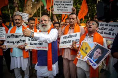NEW DELHI INDIA NOVEMBER 5 Kasım 2024 Birleşik Hindu Cephesi ve Milliyetçi Shiv Sena üyeleri, 5 Kasım 2024 tarihinde Yeni Delhi Hindistan Fotoğrafları 'nda Kanada' da Khalistani destekçileri tarafından Brampton 'daki Hindu Tapınağı' na düzenlenen saldırıyı protesto ettiler.