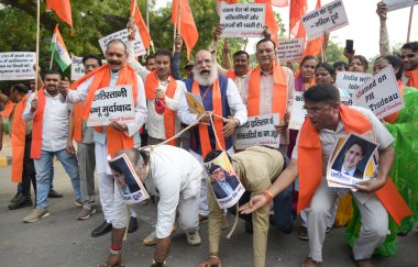 NEW DELHI INDIA NOVEMBER 5 Kasım 2024 Birleşik Hindu Cephesi ve Milliyetçi Shiv Sena üyeleri, 5 Kasım 2024 tarihinde Yeni Delhi Hindistan Fotoğrafları 'nda Kanada' da Khalistani destekçileri tarafından Brampton 'daki Hindu Tapınağı' na düzenlenen saldırıyı protesto ettiler.