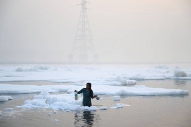 NEW DELHI INDIA NOVEMBER 5 Kasım 2024 Dindar, 5 Kasım 2024 'te Salman Ali Hindustan Times tarafından Kalindi Kung' daki Yamuna Nehri 'nde zehirli kirliliğin ortasında Nahaye Khaye' ye dua ediyor.