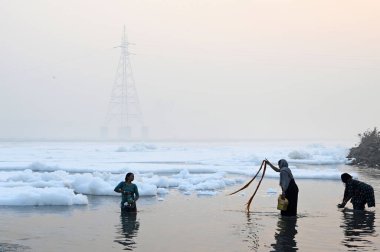 NEW DELHI INDIA NOVEMBER 5 Kasım 2024 Dindar, 5 Kasım 2024 'te Salman Ali Hindustan Times tarafından Kalindi Kung' daki Yamuna Nehri 'nde zehirli kirliliğin ortasında Nahaye Khaye' ye dua ediyor.