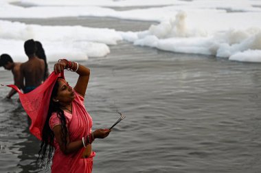 NEW DELHI INDIA NOVEMBER 5 Kasım 2024 Dindar, 5 Kasım 2024 'te Salman Ali Hindustan Times tarafından Kalindi Kung' daki Yamuna Nehri 'nde zehirli kirliliğin ortasında Nahaye Khaye' ye dua ediyor.