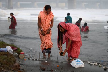 NEW DELHI INDIA NOVEMBER 5 Kasım 2024 Dindar, 5 Kasım 2024 'te Salman Ali Hindustan Times tarafından Kalindi Kung' daki Yamuna Nehri 'nde zehirli kirliliğin ortasında Nahaye Khaye' ye dua ediyor.