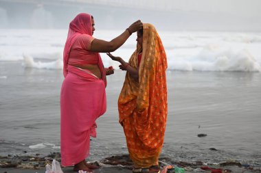 NEW DELHI INDIA NOVEMBER 5 Kasım 2024 Dindar, 5 Kasım 2024 'te Salman Ali Hindustan Times tarafından Kalindi Kung' daki Yamuna Nehri 'nde zehirli kirliliğin ortasında Nahaye Khaye' ye dua ediyor.