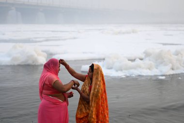 NEW DELHI INDIA NOVEMBER 5 Kasım 2024 Dindar, 5 Kasım 2024 'te Salman Ali Hindustan Times tarafından Kalindi Kung' daki Yamuna Nehri 'nde zehirli kirliliğin ortasında Nahaye Khaye' ye dua ediyor.