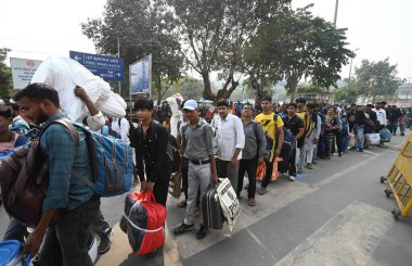 NEW DELHI INDIA NOVEMBER 5. 2024 Halk Anand Vihar Tren İstasyonu 'ndaki Chhas Puja festivali öncesinde trenlere binmek için 5 Kasım 2024' te Sanchit Khanna Hindustan Times tarafından çekilmiştir.