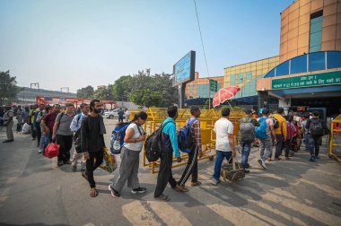 NEW DELHI INDIA NOVEMBER 5. 2024 Halk Anand Vihar Tren İstasyonu 'ndaki Chhas Puja festivali öncesinde trenlere binmek için 5 Kasım 2024' te Sanchit Khanna Hindustan Times tarafından çekilmiştir.