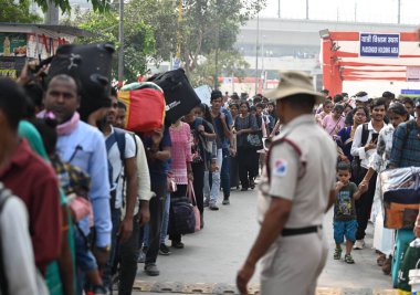 NEW DELHI INDIA NOVEMBER 5. 2024 Halk Anand Vihar Tren İstasyonu 'ndaki Chhas Puja festivali öncesinde trenlere binmek için 5 Kasım 2024' te Sanchit Khanna Hindustan Times tarafından çekilmiştir.