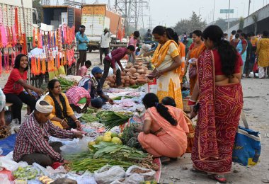 NEW DELHI INDIA NOVEMBER 5. 2024 İnsanlar 5 Kasım 2024 'te Geeta Kolonisi' nde Chhas Puja 'nın ilerisi için Pooja malzemeleri satın alır.
