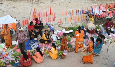 NEW DELHI INDIA NOVEMBER 5. 2024 İnsanlar 5 Kasım 2024 'te Geeta Kolonisi' nde Chhas Puja 'nın ilerisi için Pooja malzemeleri satın alır.
