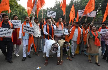 NEW DELHI INDIA NOVEMBER 5 Kasım 2024 Birleşik Hindu Cephesi ve Rashtrawadi Shiv Sena eylemcileri Kanada Başbakanı Justin Trudeau 'ya karşı Brampton' da Khalistani destekçileri tarafından 5 Kasım 2024 'te Jantar Mantar' da yapılan saldırılar üzerine protesto eylemi