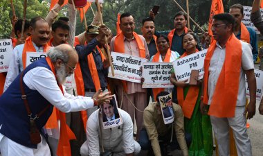 NEW DELHI INDIA NOVEMBER 5 Kasım 2024 Birleşik Hindu Cephesi ve Rashtrawadi Shiv Sena eylemcileri Kanada Başbakanı Justin Trudeau 'ya karşı Brampton' da Khalistani destekçileri tarafından 5 Kasım 2024 'te Jantar Mantar' da yapılan saldırılar üzerine protesto eylemi