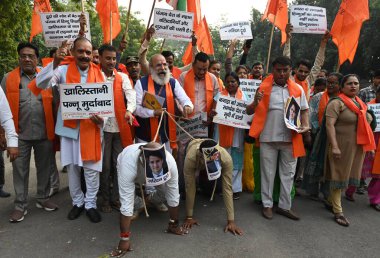 NEW DELHI INDIA NOVEMBER 5 Kasım 2024 Birleşik Hindu Cephesi ve Rashtrawadi Shiv Sena eylemcileri Kanada Başbakanı Justin Trudeau 'ya karşı Brampton' da Khalistani destekçileri tarafından 5 Kasım 2024 'te Jantar Mantar' da yapılan saldırılar üzerine protesto eylemi