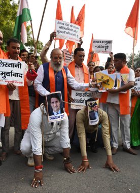 NEW DELHI INDIA NOVEMBER 5 Kasım 2024 Birleşik Hindu Cephesi ve Rashtrawadi Shiv Sena eylemcileri Kanada Başbakanı Justin Trudeau 'ya karşı Brampton' da Khalistani destekçileri tarafından 5 Kasım 2024 'te Jantar Mantar' da yapılan saldırılar üzerine protesto eylemi