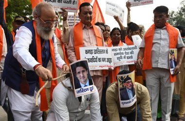 NEW DELHI INDIA NOVEMBER 5 Kasım 2024 Birleşik Hindu Cephesi ve Rashtrawadi Shiv Sena eylemcileri Kanada Başbakanı Justin Trudeau 'ya karşı Brampton' da Khalistani destekçileri tarafından 5 Kasım 2024 'te Jantar Mantar' da yapılan saldırılar üzerine protesto eylemi