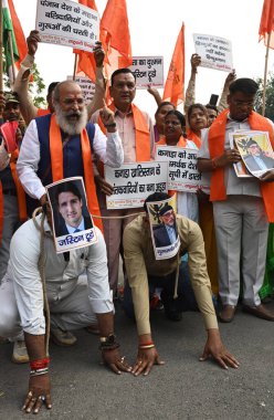 NEW DELHI INDIA NOVEMBER 5 Kasım 2024 Birleşik Hindu Cephesi ve Rashtrawadi Shiv Sena eylemcileri Kanada Başbakanı Justin Trudeau 'ya karşı Brampton' da Khalistani destekçileri tarafından 5 Kasım 2024 'te Jantar Mantar' da yapılan saldırılar üzerine protesto eylemi