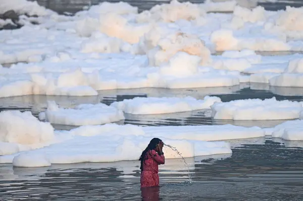 NEW DELHI INDIA NOVEMBER 5 Kasım 2024 Dindar, 5 Kasım 2024 'te Salman Ali Hindustan Times tarafından Kalindi Kung' daki Yamuna Nehri 'nde zehirli kirliliğin ortasında Nahaye Khaye' ye dua ediyor.