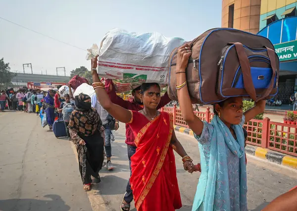 NEW DELHI INDIA NOVEMBER 5. 2024 Halk Anand Vihar Tren İstasyonu 'ndaki Chhas Puja festivali öncesinde trenlere binmek için 5 Kasım 2024' te Sanchit Khanna Hindustan Times tarafından çekilmiştir.