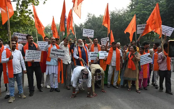 NEW DELHI INDIA NOVEMBER 5 Kasım 2024 Birleşik Hindu Cephesi ve Rashtrawadi Shiv Sena eylemcileri Kanada Başbakanı Justin Trudeau 'ya karşı Brampton' da Khalistani destekçileri tarafından 5 Kasım 2024 'te Jantar Mantar' da yapılan saldırılar üzerine protesto eylemi