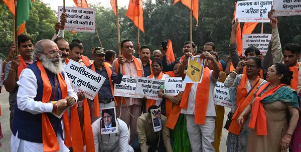 NEW DELHI INDIA NOVEMBER 5 Kasım 2024 Birleşik Hindu Cephesi ve Rashtrawadi Shiv Sena eylemcileri Kanada Başbakanı Justin Trudeau 'ya karşı Brampton' da Khalistani destekçileri tarafından 5 Kasım 2024 'te Jantar Mantar' da yapılan saldırılar üzerine protesto eylemi