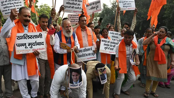 NEW DELHI INDIA NOVEMBER 5 Kasım 2024 Birleşik Hindu Cephesi ve Rashtrawadi Shiv Sena eylemcileri Kanada Başbakanı Justin Trudeau 'ya karşı Brampton' da Khalistani destekçileri tarafından 5 Kasım 2024 'te Jantar Mantar' da yapılan saldırılar üzerine protesto eylemi